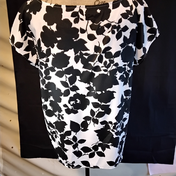 NWOT Ann Taylor Loft Black and White Floral Top - Picture 4 of 4